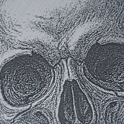 Snusdose graviert mit Calavera Motiv aus Aluminium, personalisierte Lasergravur, robuste Aufbewahrungsdose für Snus.