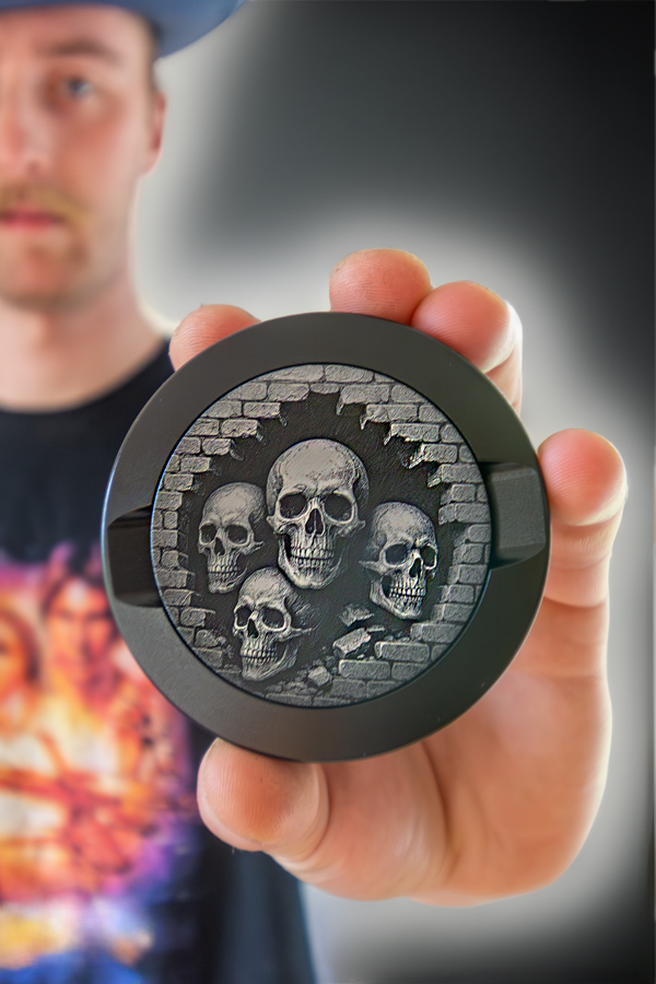 Personalisierte Snusdose mit Monogramm Gravur aus Aluminium, minimalistisch, elegante Lasergravur mit Deathwatch Four Motiv