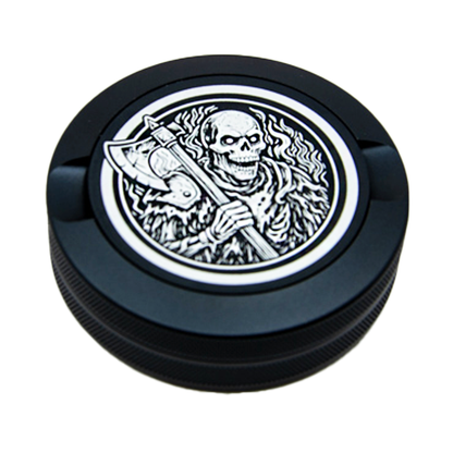 Personalisierte Snusdose mit Monogramm Gravur aus Aluminium, minimalistisch, elegante Lasergravur mit Loard_Morthan Motiv