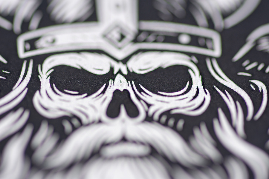 Snusdose graviert mit Ravengard Motiv aus Aluminium, personalisierte Lasergravur, robuste Aufbewahrungsdose für Snus.