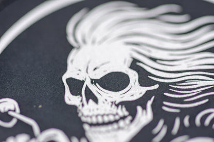 Snusdose graviert mit Road Reaper Motiv aus Aluminium, personalisierte Lasergravur, robuste Aufbewahrungsdose für Snus.