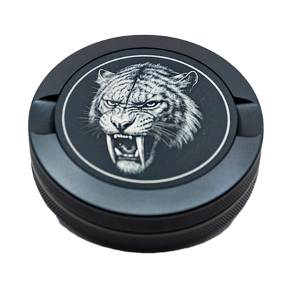 Gravierte Snusdose aus Aluminium mit Säbelzahntiger Motiv, personalisierbar, hochwertige Lasergravur