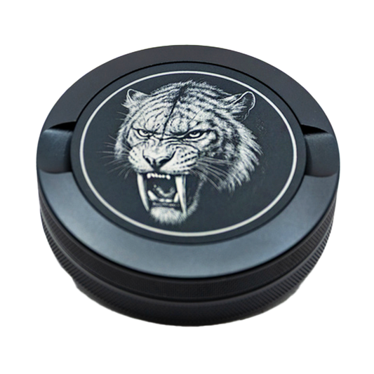 Gravierte Snusdose aus Aluminium mit Säbelzahntiger Motiv, personalisierbar, hochwertige Lasergravur