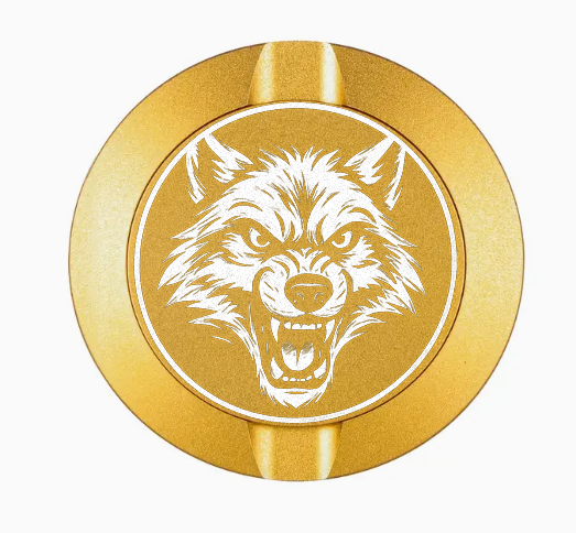 Dreiteilige Snusdose in Gold mit detailliertem Böser Wolf-Motiv auf dem Deckel - stilvolles, kompaktes Design zur Aufbewahrung von Snus.
