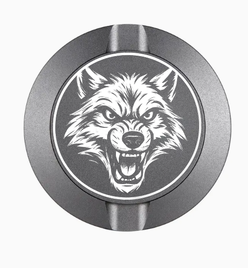 Dreiteilige Snusdose in Grau mit detailliertem Böser Wolf-Motiv auf dem Deckel - stilvolles, kompaktes Design zur Aufbewahrung von Snus.