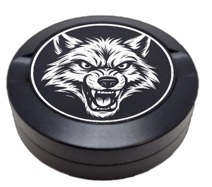 Dreiteilige Snusdose in Schwarz mit detailliertem Böser Wolf-Motiv auf dem Deckel - stilvolles, kompaktes Design zur Aufbewahrung von Snus.