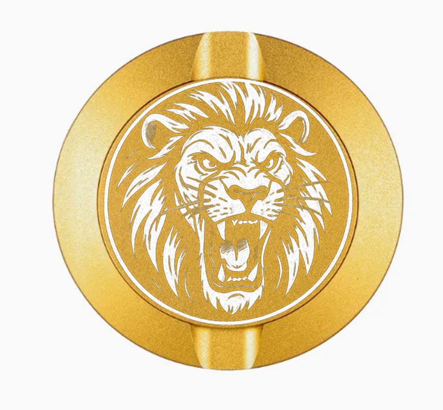 Dreiteilige Snusdose in Gold mit detailliertem Löwen-Motiv auf dem Deckel - stilvolles, kompaktes Design zur Aufbewahrung von Snus.