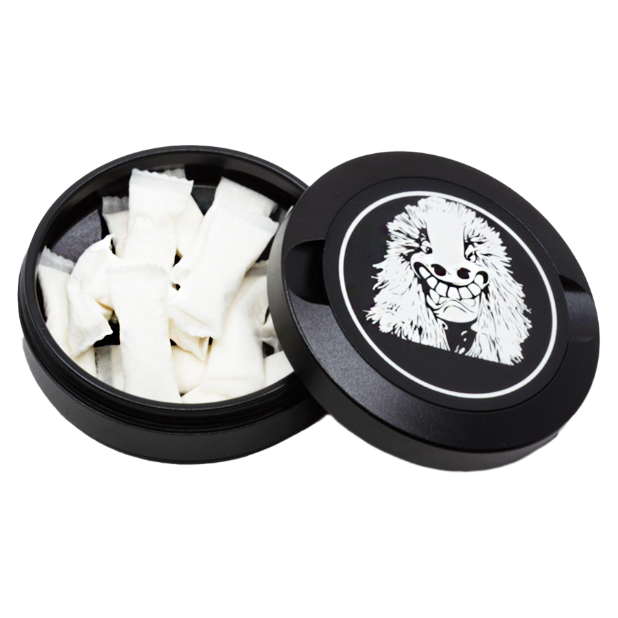 Gravierte Snusdose mit Motiv «Basler Waggis  « in stilvoller Präsentation, elegantes Metall-Design, personalisierbares Accessoire für Snus-Liebhaber