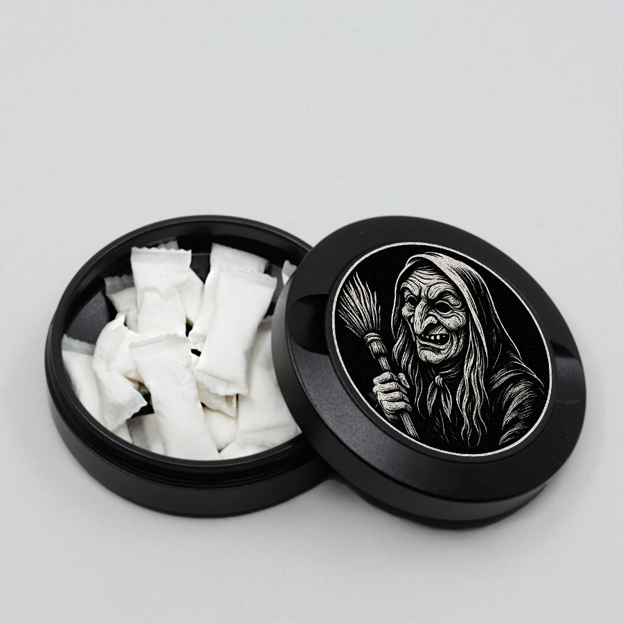 Gravierte Snusdose mit Motiv « Fasnacht Hexe « in stilvoller Präsentation, elegantes Metall-Design, personalisierbares Accessoire für Snus-Liebhaber