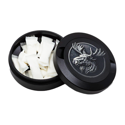 Gravierte Snusdose mit Motiv « Hirvi « in stilvoller Präsentation, elegantes Metall-Design, personalisierbares Accessoire für Snus-Liebhaber