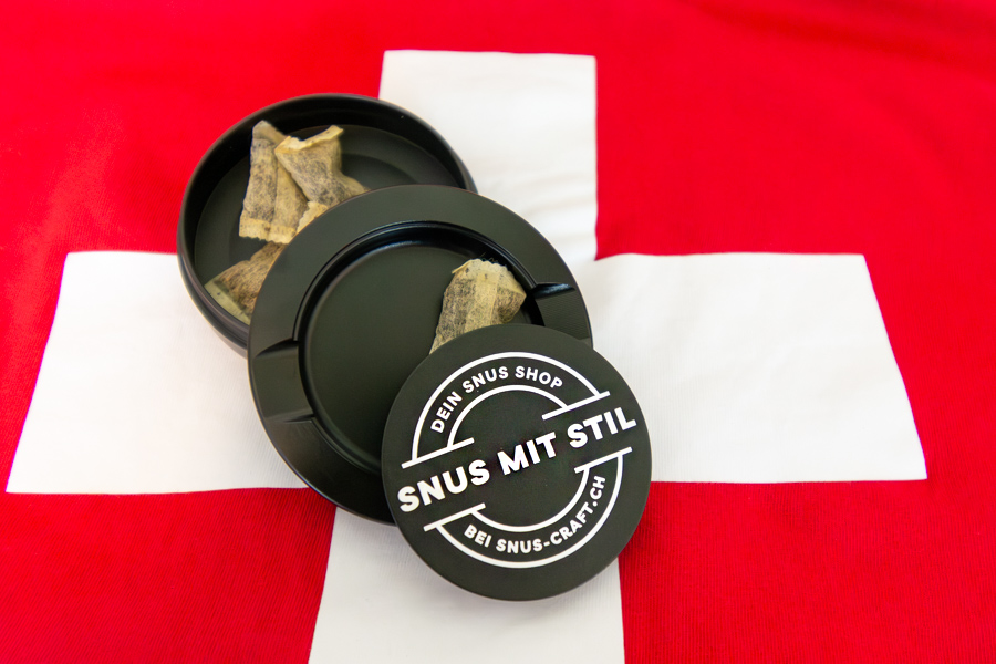 Gravierte Snusdose mit Motiv «snus-craft.ch  « in stilvoller Präsentation, elegantes Metall-Design, personalisierbares Accessoire für Snus-Liebhaber