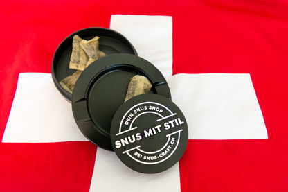 Gravierte Snusdose mit Motiv «snus-craft.ch  « in stilvoller Präsentation, elegantes Metall-Design, personalisierbares Accessoire für Snus-Liebhaber