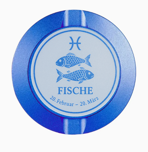 Dreiteilige Snusdose in Blau mit eingraviertem Sternzeichen - Motiv Fisch auf dem Deckel, stilvoll arrangiert auf einem dunklen Hintergrund.