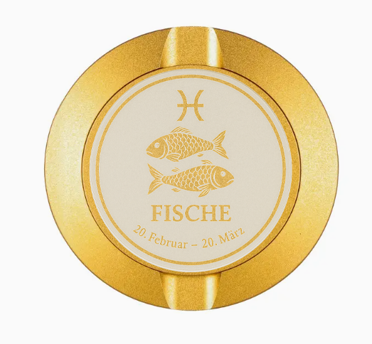 Dreiteilige Snusdose in Gold mit eingraviertem Sternzeichen - Motiv Fisch auf dem Deckel, stilvoll arrangiert auf einem dunklen Hintergrund.