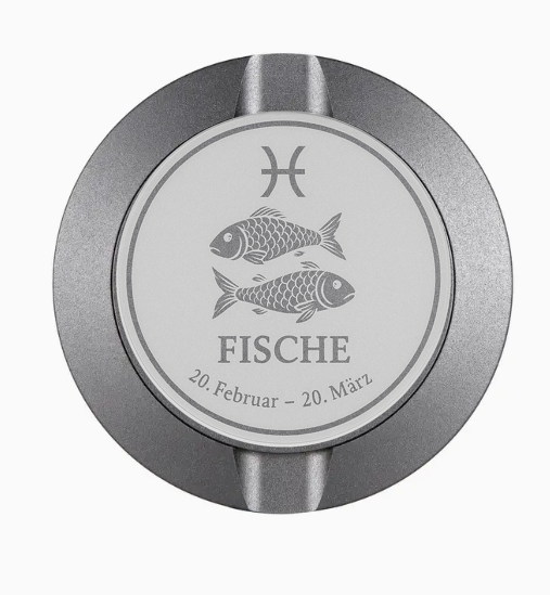 Dreiteilige Snusdose in Grau mit eingraviertem Sternzeichen - Motiv Fisch auf dem Deckel, stilvoll arrangiert auf einem dunklen Hintergrund.