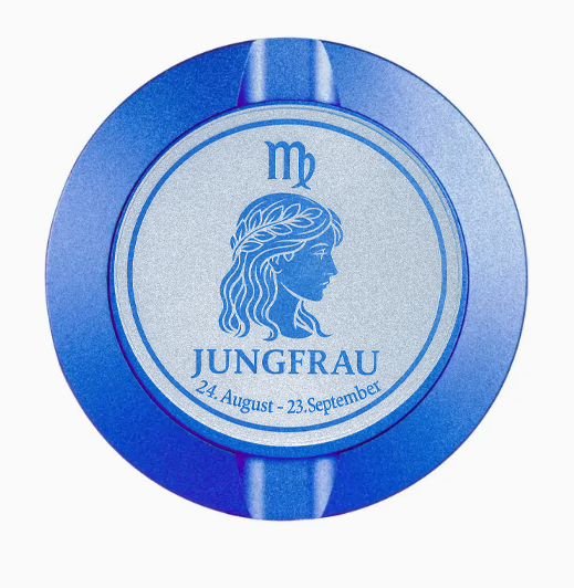 Dreiteilige Snusdose in Blau mit eingraviertem Sternzeichen - Motiv Jungfrau auf dem Deckel, stilvoll arrangiert auf einem dunklen Hintergrund.