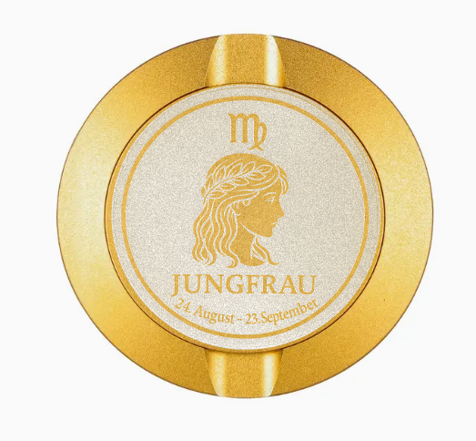 Dreiteilige Snusdose in Gold mit eingraviertem Sternzeichen - Motiv Jungfrau auf dem Deckel, stilvoll arrangiert auf einem dunklen Hintergrund.