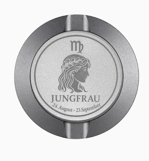 Dreiteilige Snusdose in Grau mit eingraviertem Sternzeichen - Motiv Jungfrau auf dem Deckel, stilvoll arrangiert auf einem dunklen Hintergrund.
