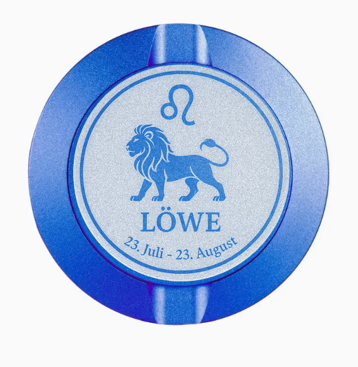 Dreiteilige Snusdose in Blau mit eingraviertem Sternzeichen - Motiv Löwe auf dem Deckel, stilvoll arrangiert auf einem dunklen Hintergrund.