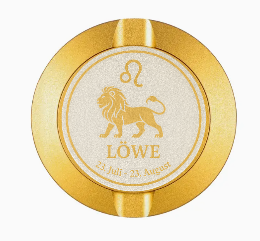 Dreiteilige Snusdose in Gold mit eingraviertem Sternzeichen - Motiv Löwe auf dem Deckel, stilvoll arrangiert auf einem dunklen Hintergrund.