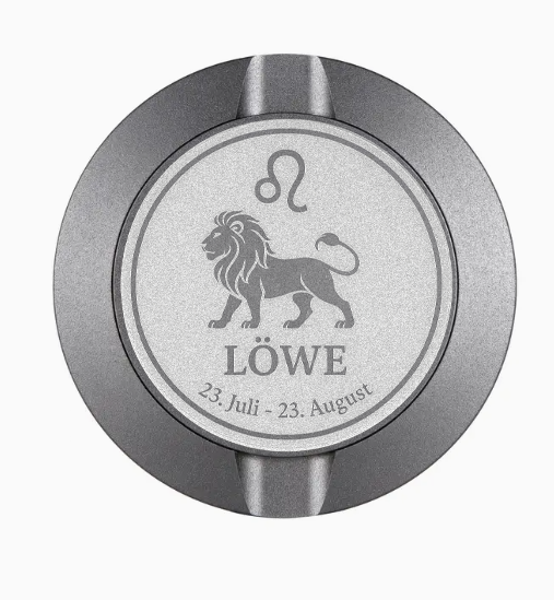 Dreiteilige Snusdose in Grau mit eingraviertem Sternzeichen - Motiv Löwe auf dem Deckel, stilvoll arrangiert auf einem dunklen Hintergrund.