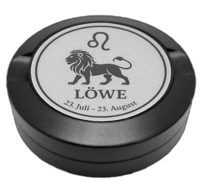 Dreiteilige Snusdose in Schwarz mit eingraviertem Sternzeichen - Motiv Löwe auf dem Deckel, stilvoll arrangiert auf einem dunklen Hintergrund.