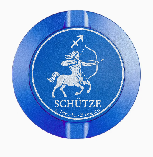 Dreiteilige Snusdose in Blau mit eingraviertem Sternzeichen - Motiv Schütze auf dem Deckel, stilvoll arrangiert auf einem dunklen Hintergrund.