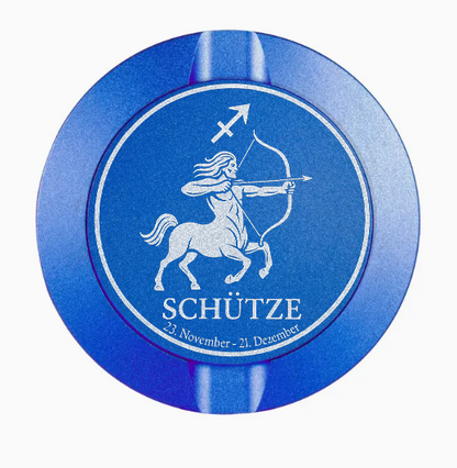 Dreiteilige Snusdose in Blau mit eingraviertem Sternzeichen - Motiv Schütze auf dem Deckel, stilvoll arrangiert auf einem dunklen Hintergrund.