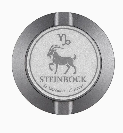 Dreiteilige Snusdose in Grau  mit eingraviertem Sternzeichen - Motiv Steinbock auf dem Deckel, stilvoll arrangiert auf einem dunklen Hintergrund.