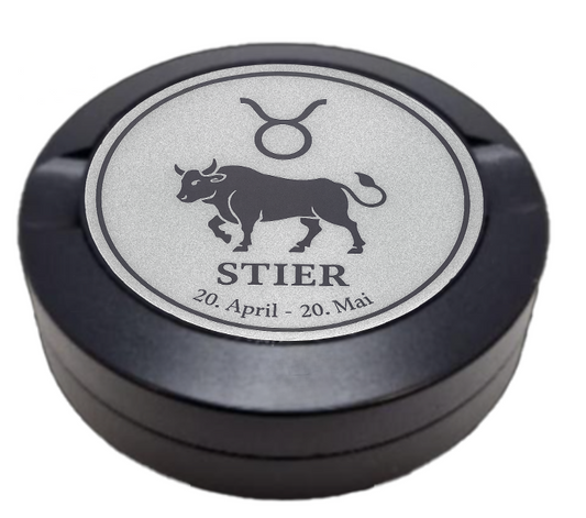 Dreiteilige Snusdose in Schwarz mit eingraviertem Sternzeichen - Motiv Stier auf dem Deckel, stilvoll arrangiert auf einem dunklen Hintergrund.