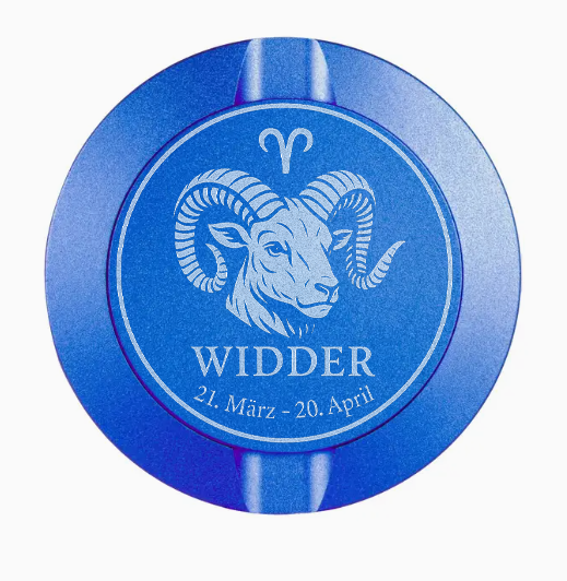 Dreiteilige Snusdose in Blau mit eingraviertem Sternzeichen - Motiv Widder auf dem Deckel, stilvoll arrangiert auf einem dunklen Hintergrund.