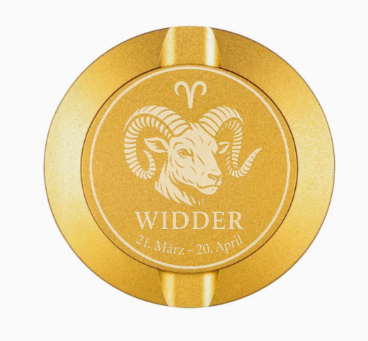Dreiteilige Snusdose in Gold  mit eingraviertem Sternzeichen - Motiv Widder auf dem Deckel, stilvoll arrangiert auf einem dunklen Hintergrund.