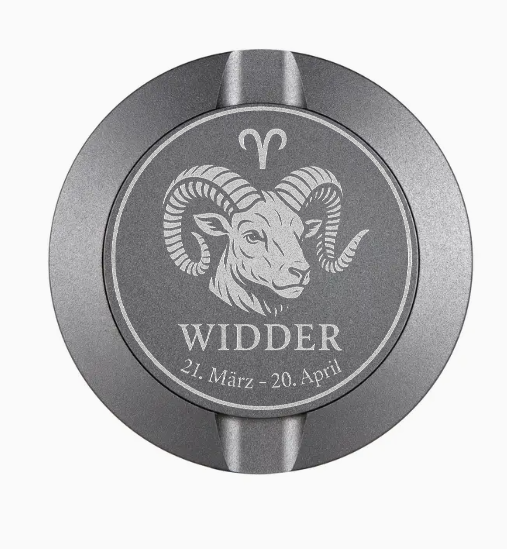 Dreiteilige Snusdose in Grau  mit eingraviertem Sternzeichen - Motiv Widder auf dem Deckel, stilvoll arrangiert auf einem dunklen Hintergrund.