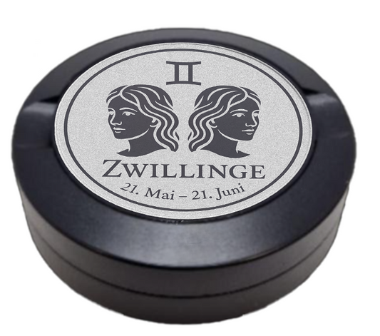 Dreiteilige Snusdose in Schwarz mit eingraviertem Sternzeichen - Motiv Zwillinge auf dem Deckel, stilvoll arrangiert auf einem dunklen Hintergrund.