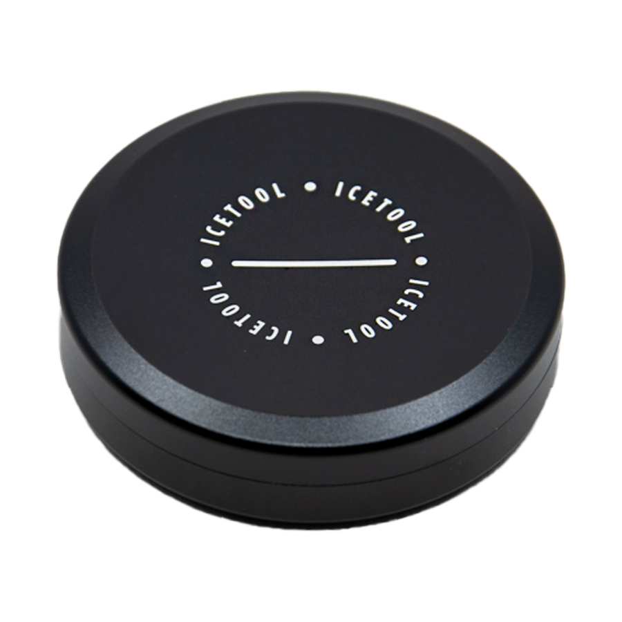 Icetool Snusdose in schwarz, geschlossen, Logo auf dem Deckel gut sichtbar.