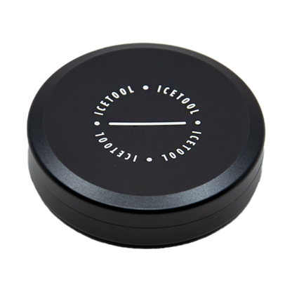 Icetool Snusdose in schwarz, geschlossen, Logo auf dem Deckel gut sichtbar.