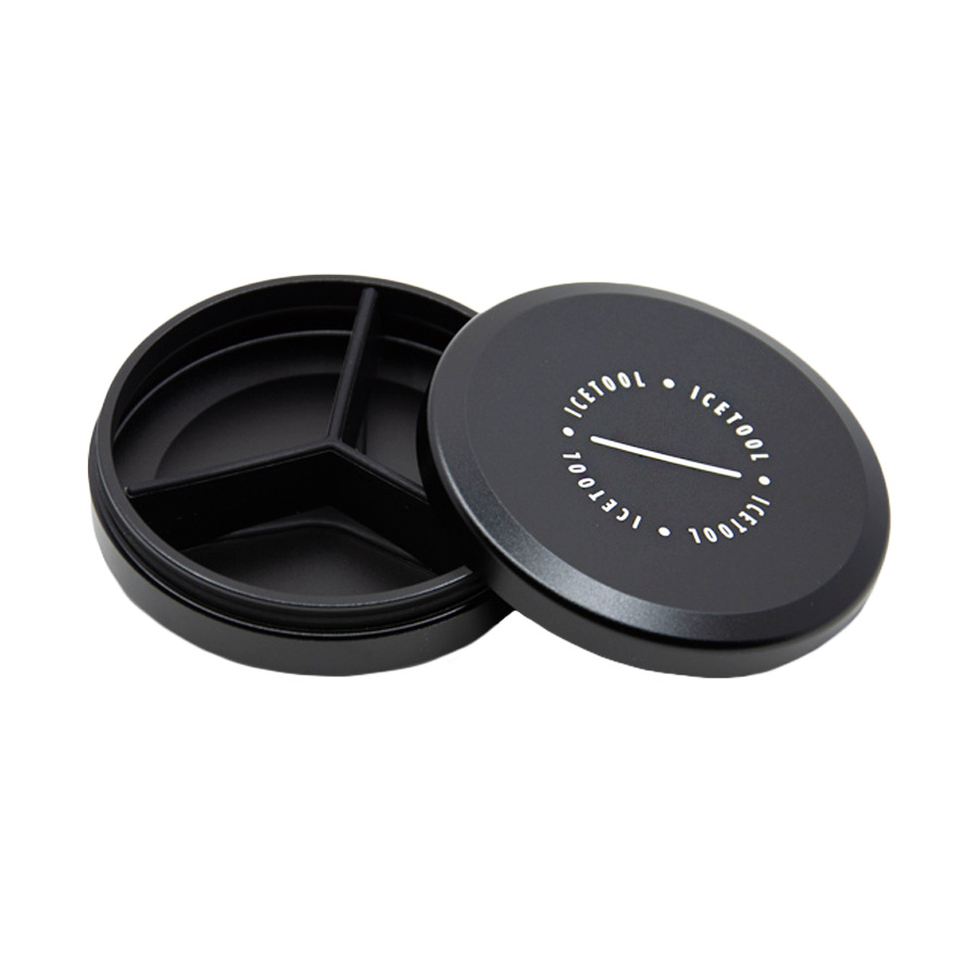 Geöffnete Icetool Snusdose in schwarz, Innenraum sichtbar.