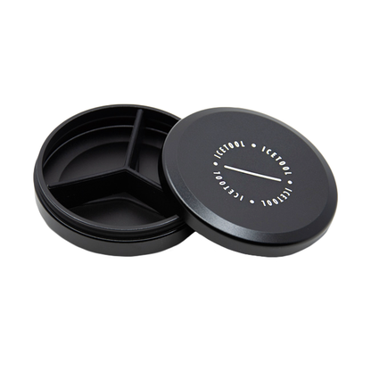 Geöffnete Icetool Snusdose in schwarz, Innenraum sichtbar.