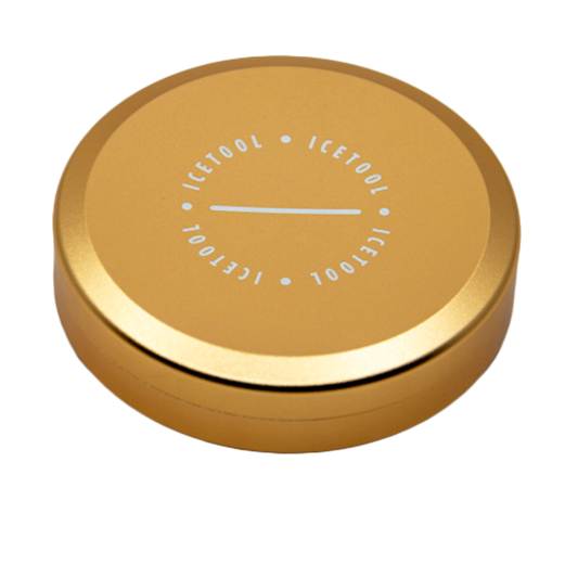 Geschlossene Icetool Snusdose in Champagner mit Logo auf dem Deckel