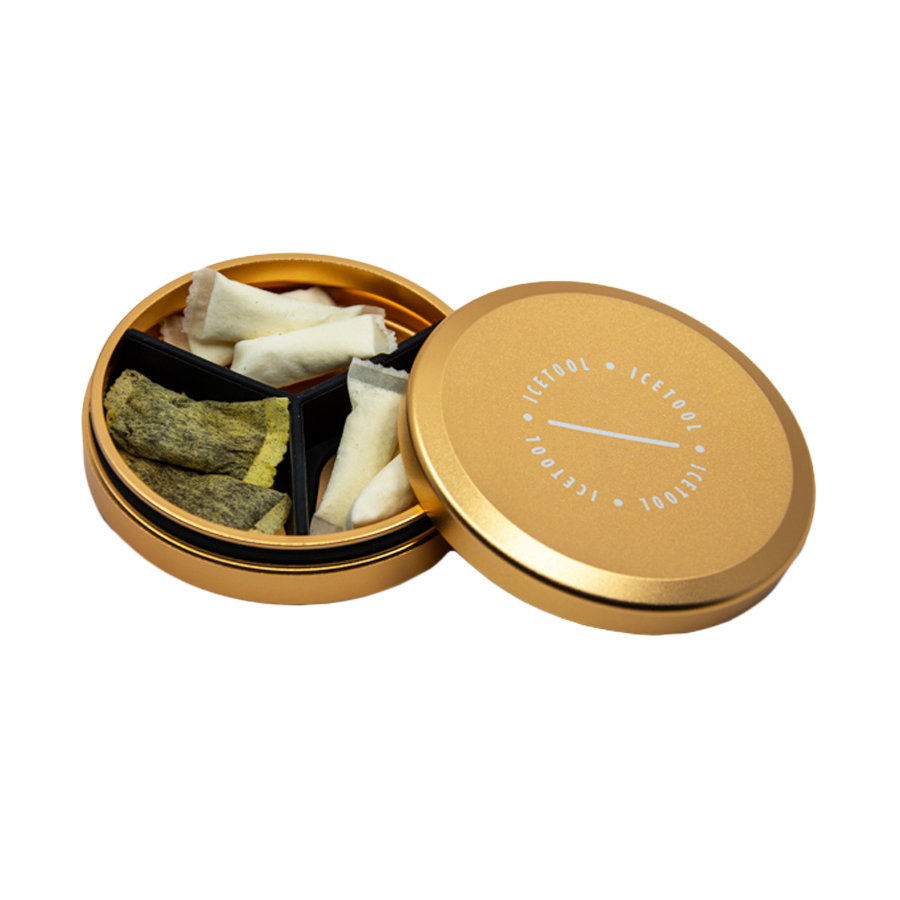 Geöffnete, gefüllte Icetool Snusdose in Champagner Farbe