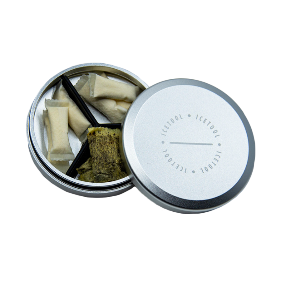 Icetool Snusdose in Silber, geöffnet und mit Snus gefüllt