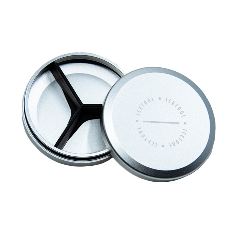 Icetool Snusdose in Silber, geöffnet, zeigt den leeren Innenraum.