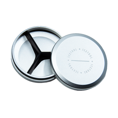 Icetool Snusdose in Silber, geöffnet, zeigt den leeren Innenraum.