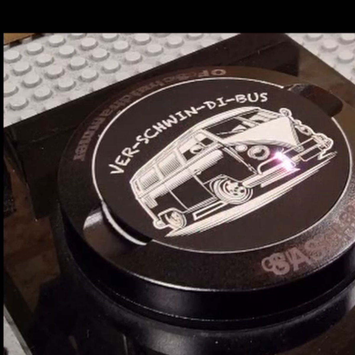 Video laden: Entstehung einer Gravur auf der Snusdose