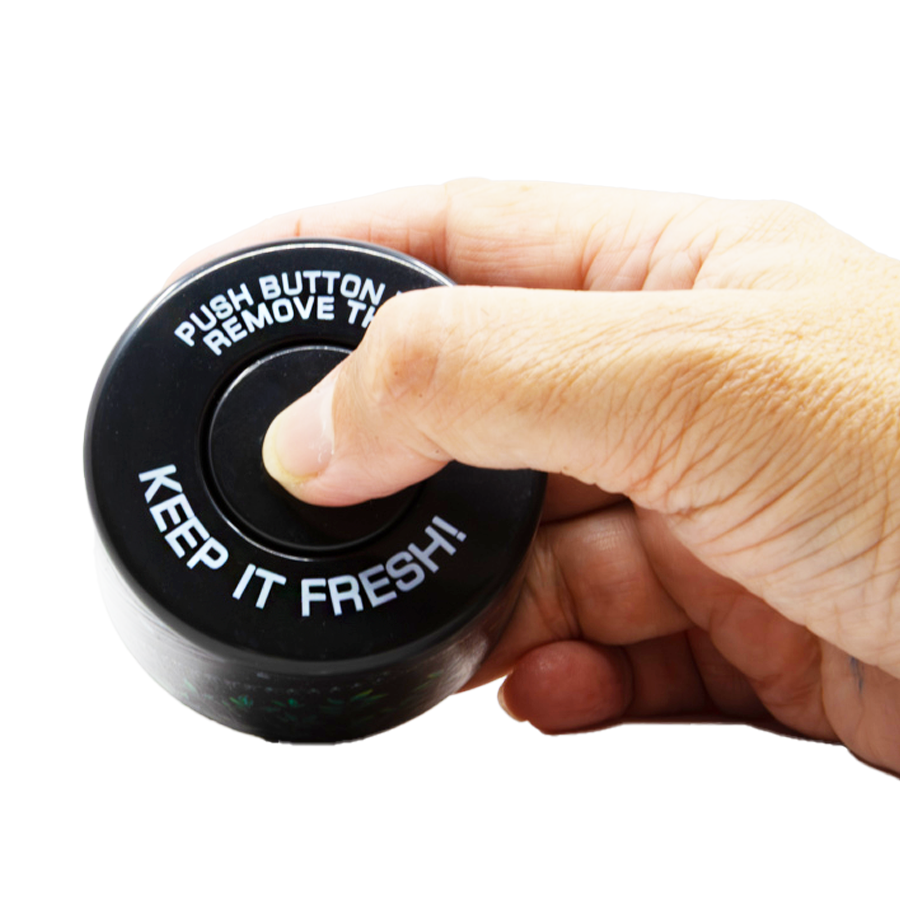 Snus Safe Box Detailaufnahme des Druckknopfs zur Entsicherung, sichere Aufbewahrung